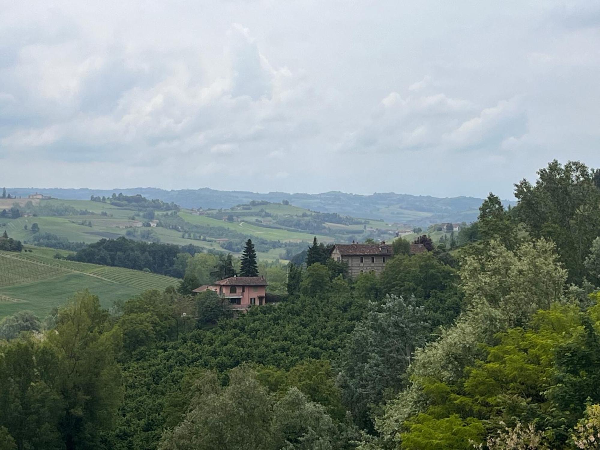 Appartamento "La Poesia Della Terra" Monforte dʼAlba Exterior foto